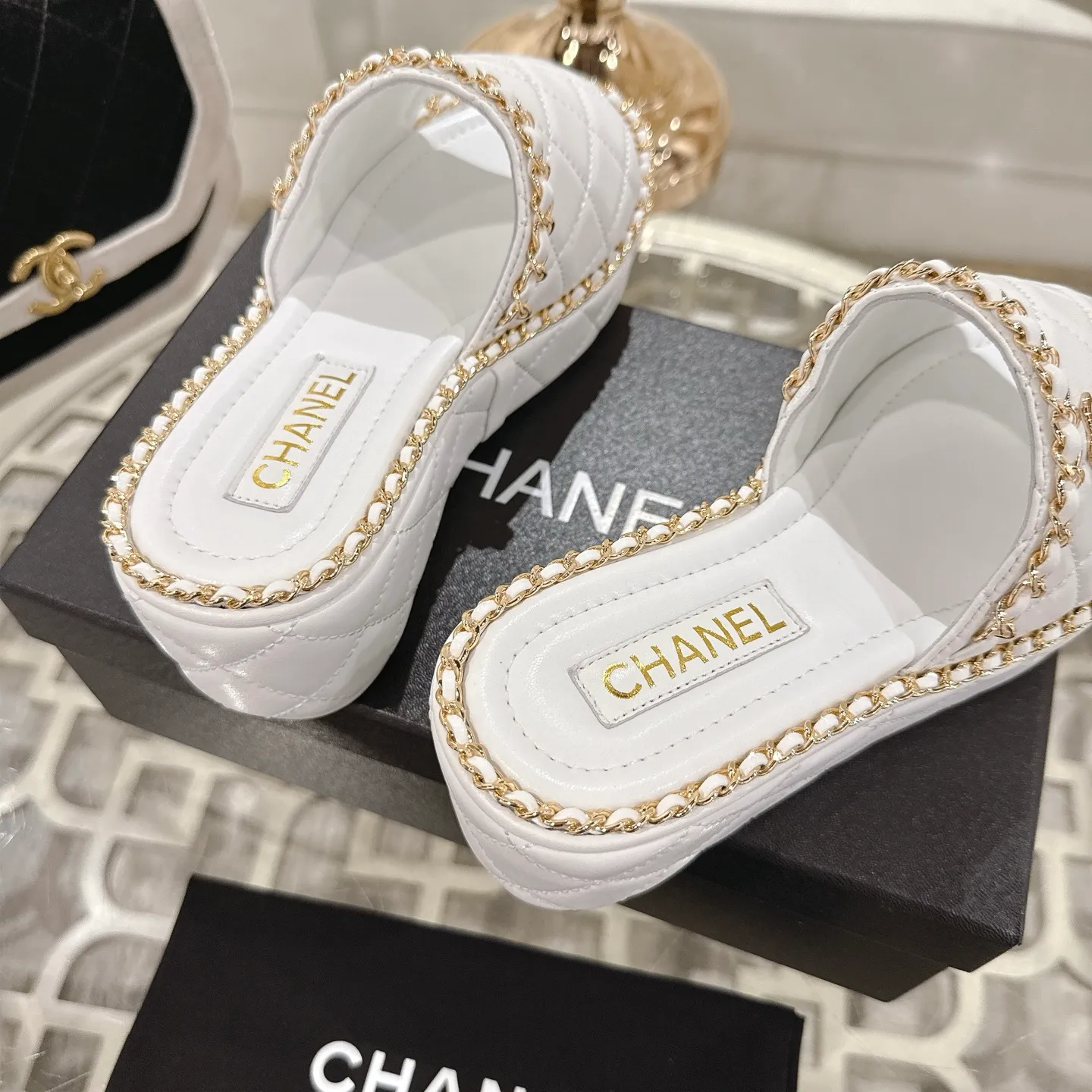 👟👟Ex-factory price 600👟👟 𝐂𝐇𝐀𝐍𝐄𝐋 | Xiaoxiang 25𝐬𝐬 🦋2025 Spring and Summer New Products Counter Classic Xiaoxiang Double C Diamond Chain Slippers Series New〰 🍬 The absolute best in the BS fashion circle. Matching will perform meticulously Minimalist, classic elements that will never fade away 💋 Show unique dressing style, too beautiful to say anything. A must-have for summer... Upper: Original high-customized lambskin Lining: Imported mixed sheepskin lining Outsole: Original molded non-slip outsole Shoe size: 35-39 (34.40.41.42 customization is not returnable)